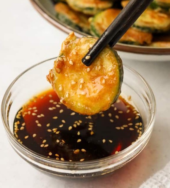 Korejiešu ceptas cukini šķēles ar mērci